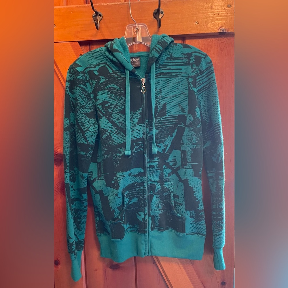 Vintage Fox zip-up hoodie women’s size medium. Preowned excellent condition.
